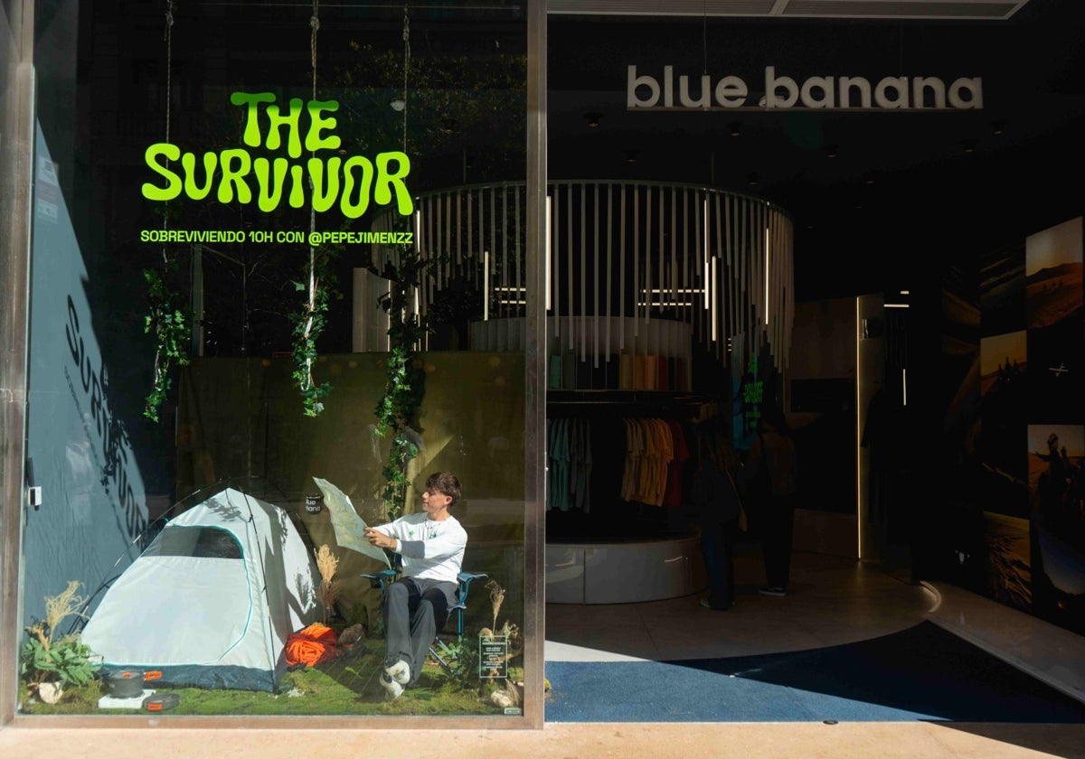 Pepe Jiménez, creador de contenido onubense, en el escaparate de la tienda Blue Banana en Barcelona
