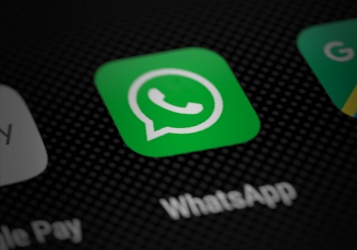 Imagen de archivo del icono de WhatsApp en un teléfono móvil