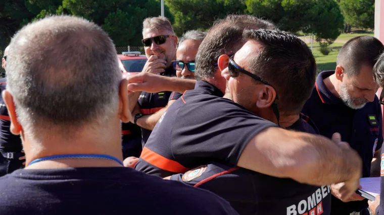 La efusiva despedida de los bomberos que se han marchado este miércoles hacia Valencia