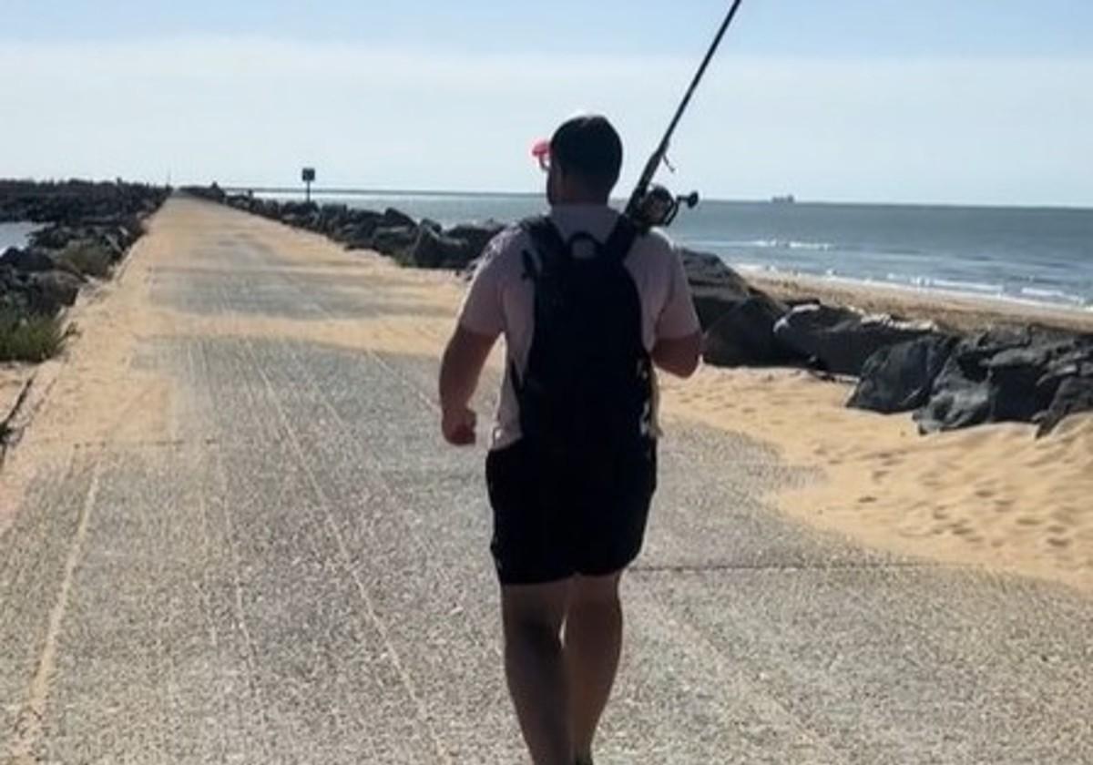 El problema que tuvo un pescador que fue al Espigón de Huelva: «Cuando no conoces la zona...»