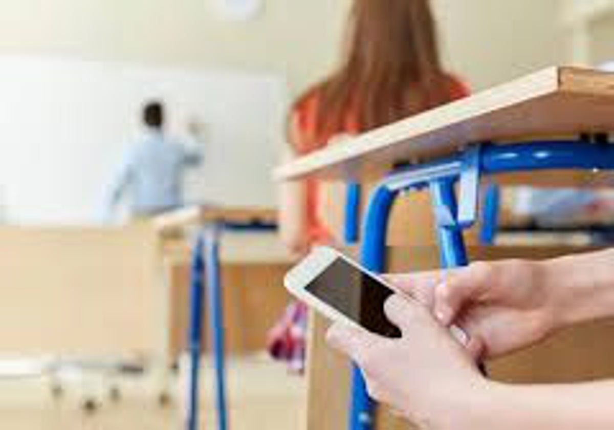 La Junta quiere reducir el uso de móviles de los alumnos en los colegios de Andalucía