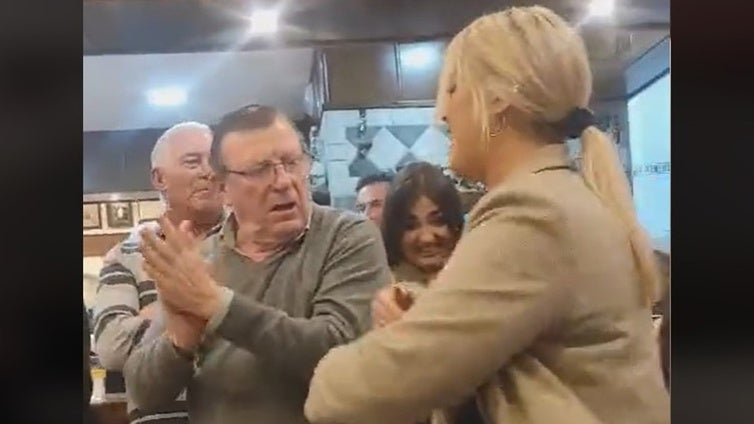 César Cadaval la lía en un conocido restaurante de Huelva: «Qué arte más grande»