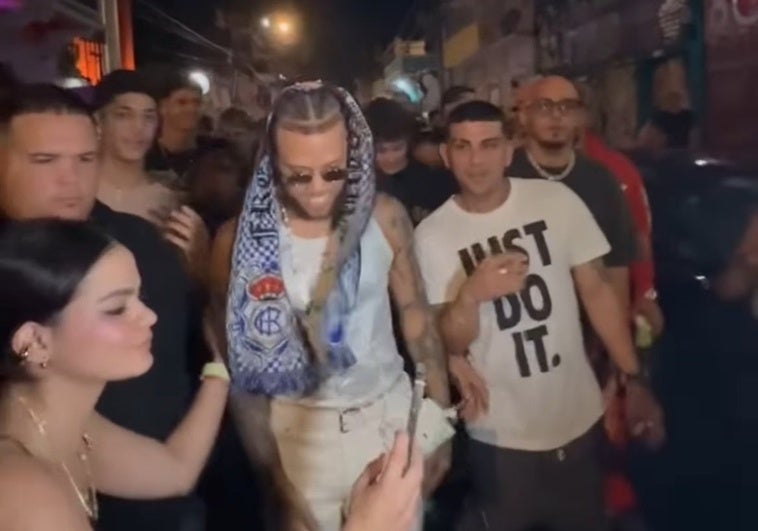 Jhay Cortez luce la bufanda del Recreativo de Huelva durante su último concierto en Puerto Rico: «¿Disculpa?»