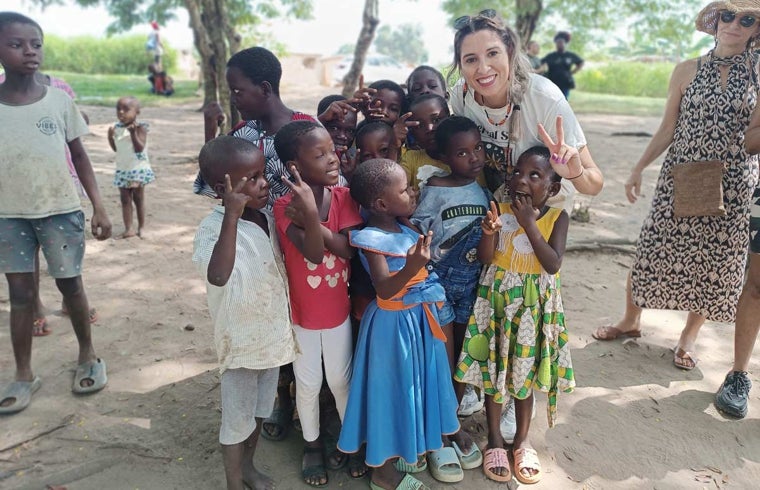 La bailaora con un grupo de niños