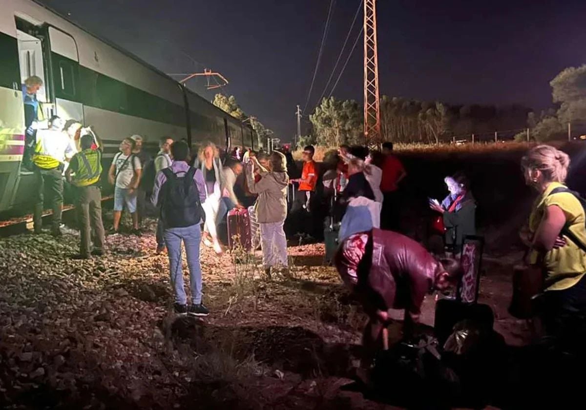 Viajeros de un tren Alvia que partió desde Huelva y que tuvieron que hacer un transbordo a otro tren