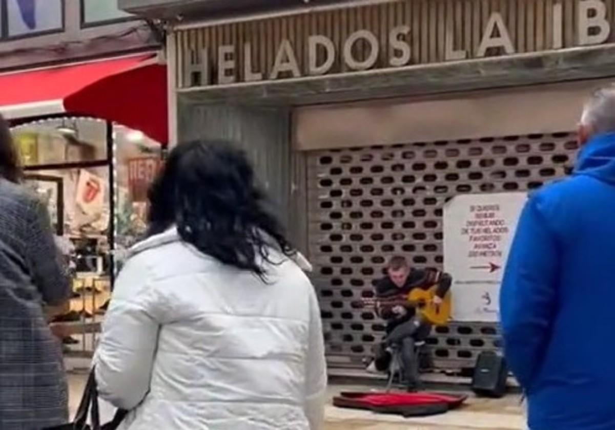 Imagen de un joven guitarrista en el centro de Huelva