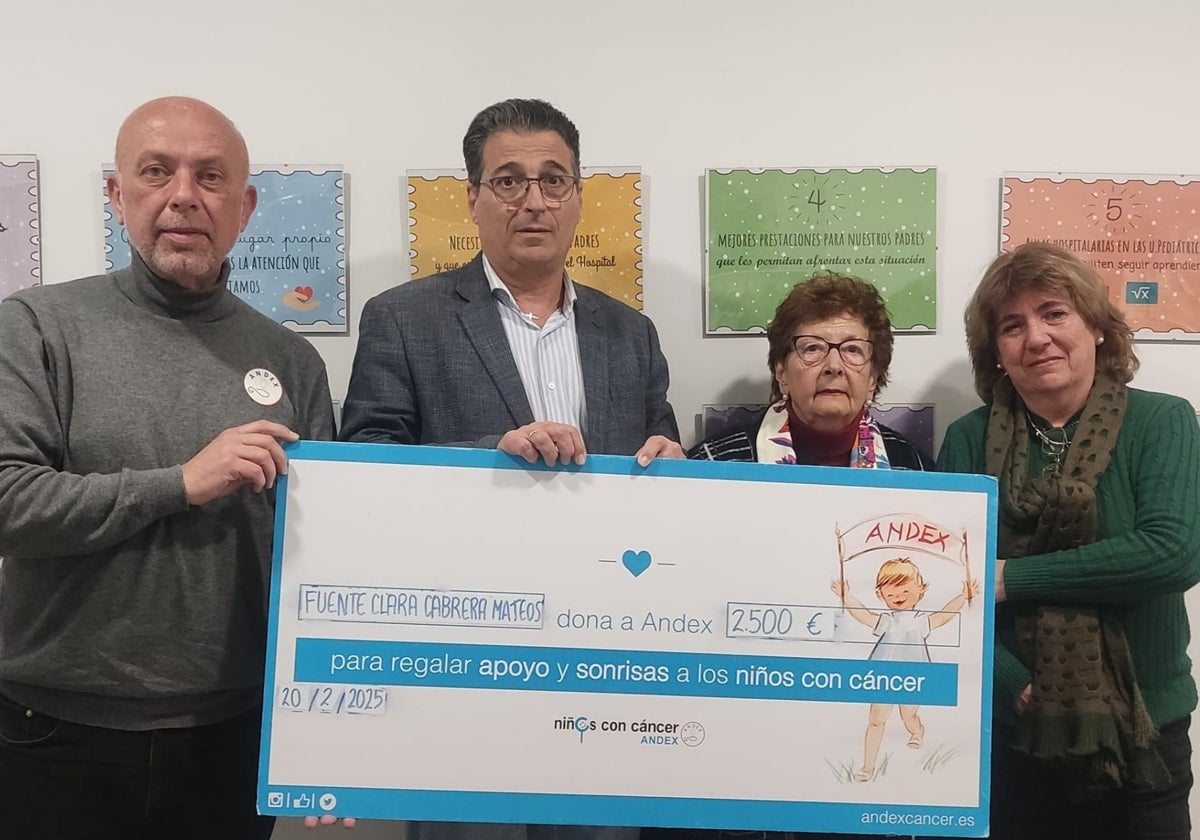 Los padres de Fuente Clara Cabrera con el cheque de la donación de su hija fallecida a Andex