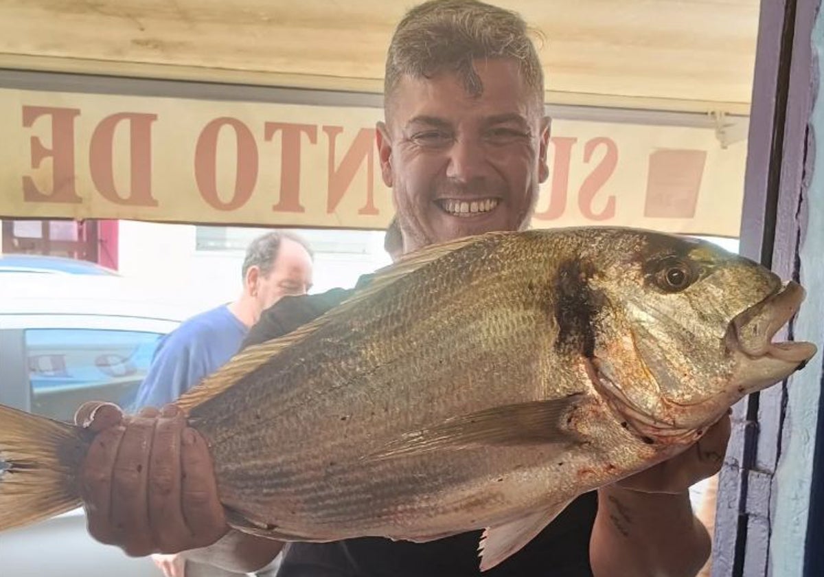 Juan José Rodríguez con una de sus últimas capturas