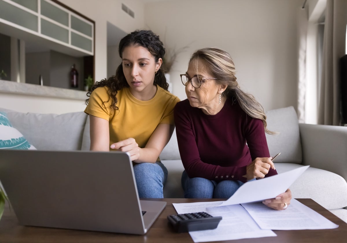 Mujeres realizando una tramitación online