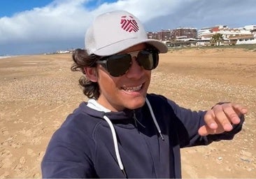 Un surfista va a la playa de Punta Umbría y lanza una advertencia tras encontrar esto en la orilla: «¡Te pueden hasta matar!»