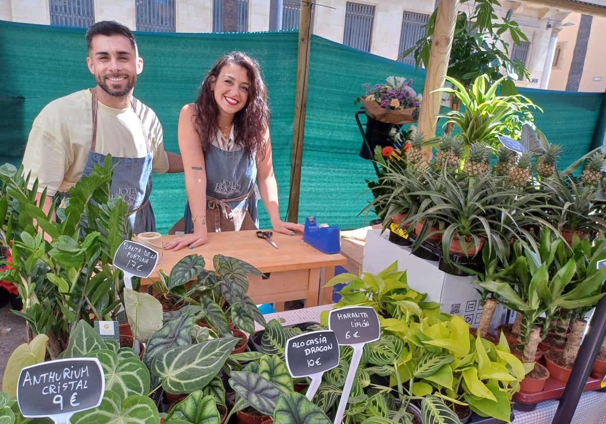 Los responsables del stand de la Floristería Jota Brioso en el 'Jardín de Huelva' en la Plaza de las Monjas
