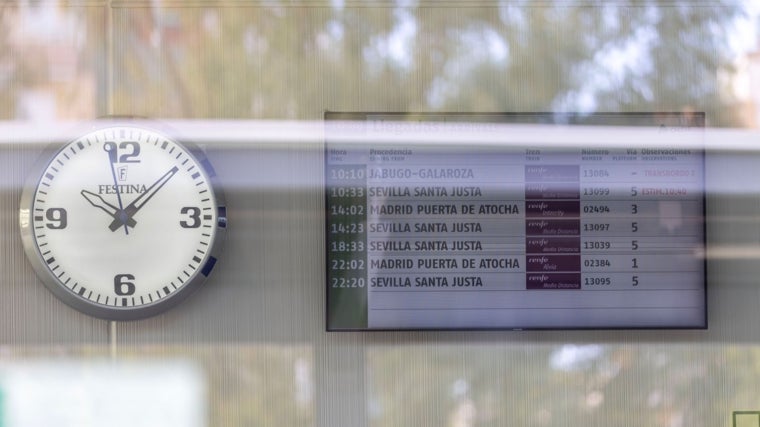 Por la mañana en la pantalla de información de la estación de trenes onubense no se especificaba que hubiese a haber un retraso en el Alvia Madrid-Huelva