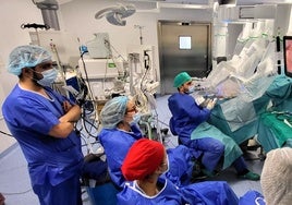 El Hospital Juan Ramón Jiménez aumenta un 40% las cirugías robóticas en el último año