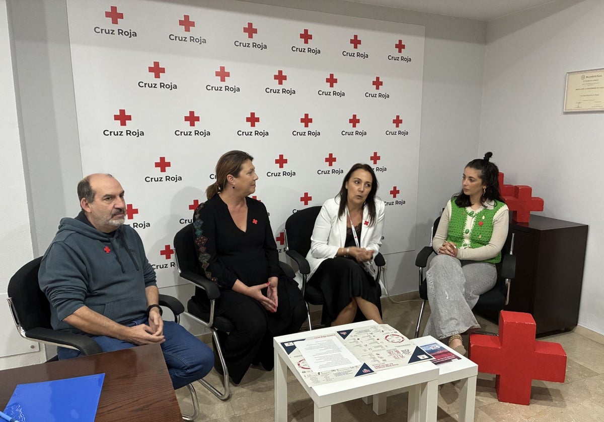 Personal de Cruz Roja Huelva, presentando la memoria de 2024