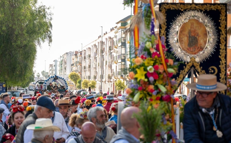 Imagen principal - Arriba, los romeros saliendo del Polvorín y abajo detalles de dos romeras y del simpecado de la hermandad filial.