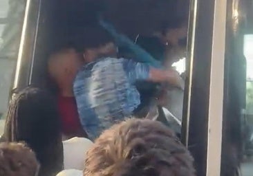 Puñetazos, patadas y «sombrillazos»: así fue la gran pelea que se formó en un autobús en Punta Umbría
