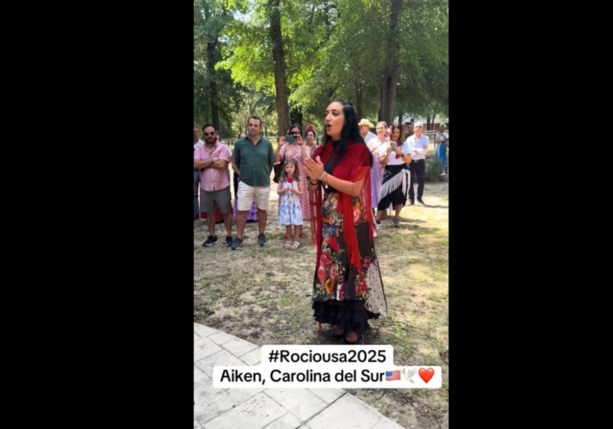 Pepita de Jere' cata la Salve Rociera ante una réplica de la Virgen en Carolina del Sur