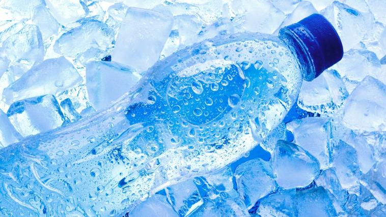 Imagen de una botella de agua congelada