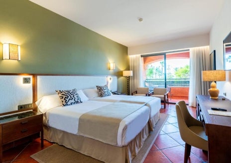 Imagen secundaria 1 - El hotel de la costa de Huelva que te hará sentir como en Hawái: ubicación y precios