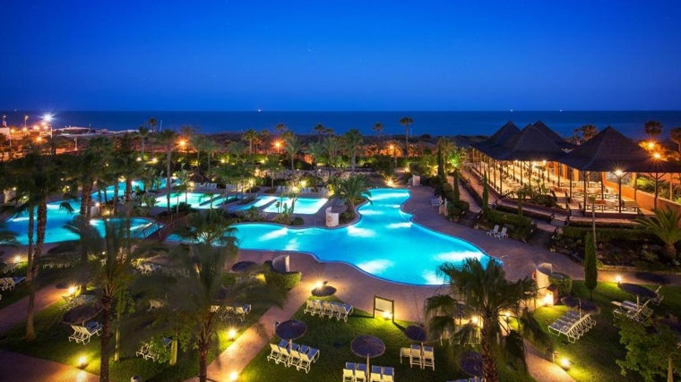 El hotel de la costa de Huelva que te hará sentir como en Hawái: ubicación y precios