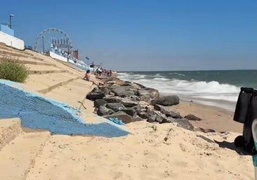 Una sevillana va a Matalascañas y aconseja que no vaya nadie: «Sólo hay piedras, un muro caído y nada de arena»