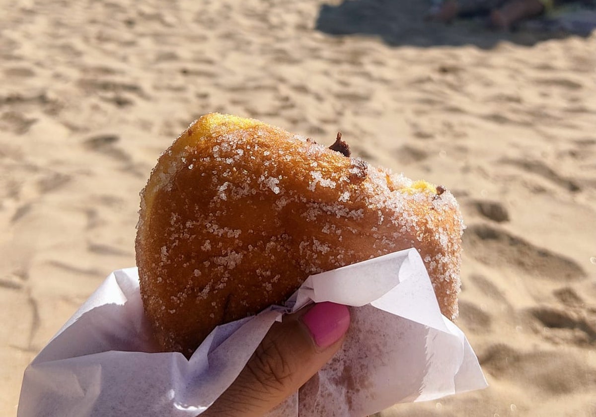 Boliña rellena de chocolate en una playa de la costa de Huelva