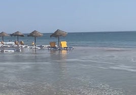 Una subida brusca de la marea sorprende a los bañistas de la Playa del Parador de Mazagón: «¡Nos quedamos sin playa!»