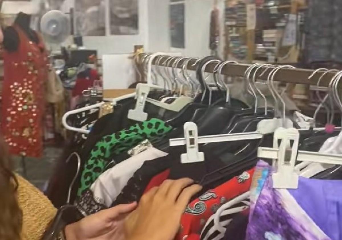 La tienda vintage de Ayamonte en la que puedes comprar ropa por un euro