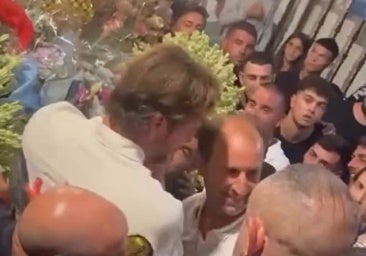 El emotivo momento de Manuel Carrasco con la Virgen del Mar de Isla Cristina: »Qué vídeo más bonito y emocionante»