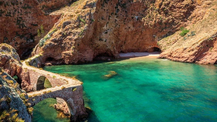 La playa más secreta de Portugal que nadie conoce y está más cerca de Huelva de lo que crees: un paraíso al que sólo se puede llegar en barco