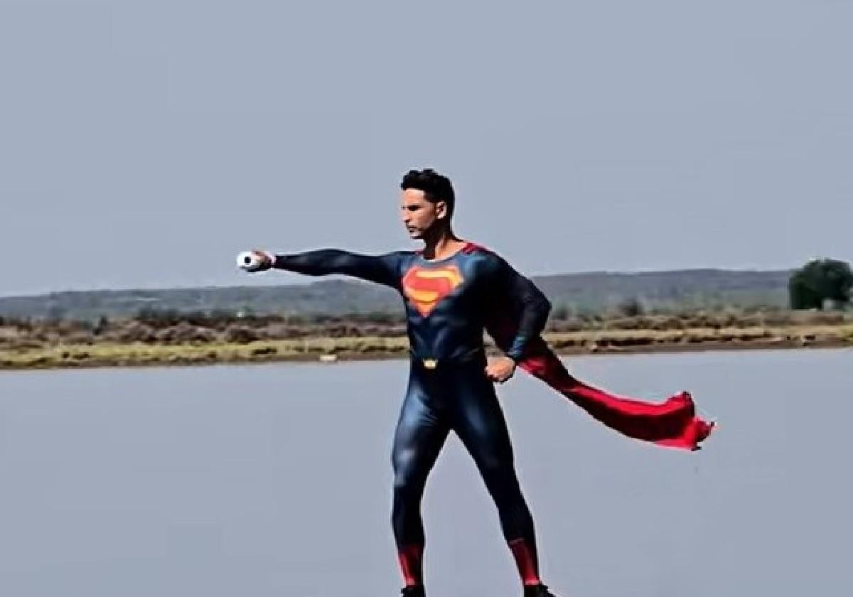 Superman 'sobrevuelta' la ría de Huelva