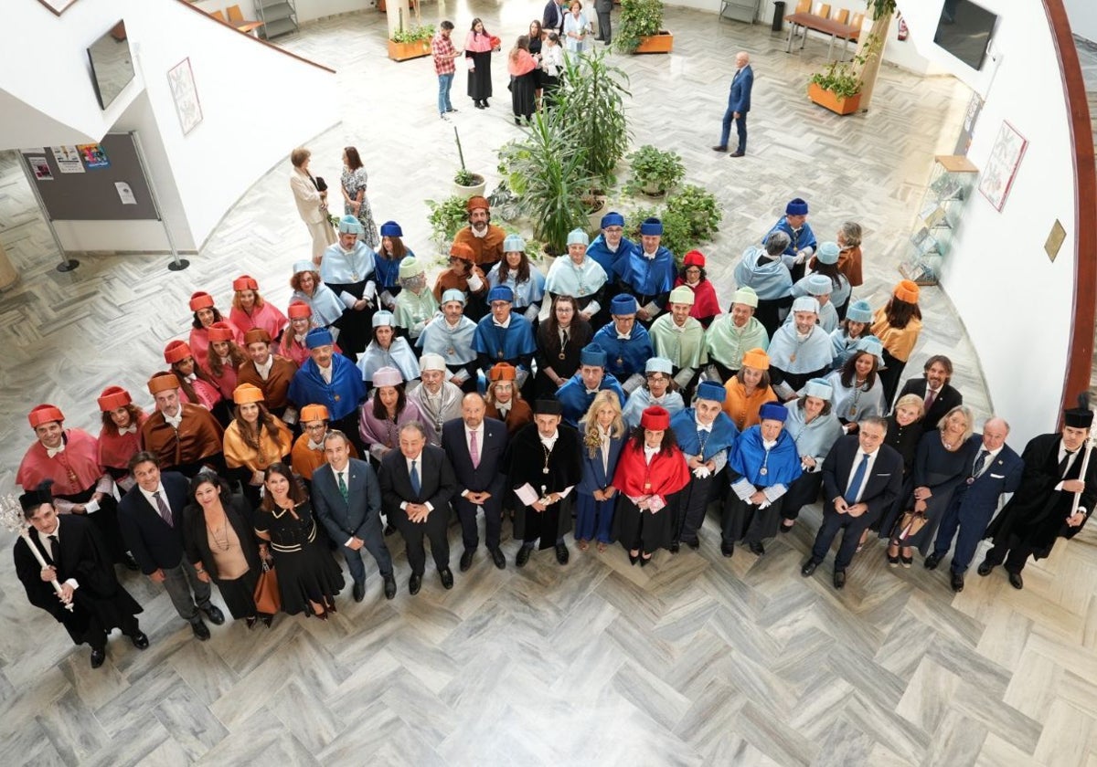 Las autoridades en el acto solemne de apertura del curso 2025/2026 de la Universidad de Huelva