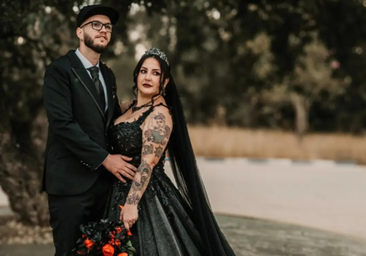 Una mujer se casa en Huelva completamente vestida de negro: «Está guapísima, ¡me encanta!»
