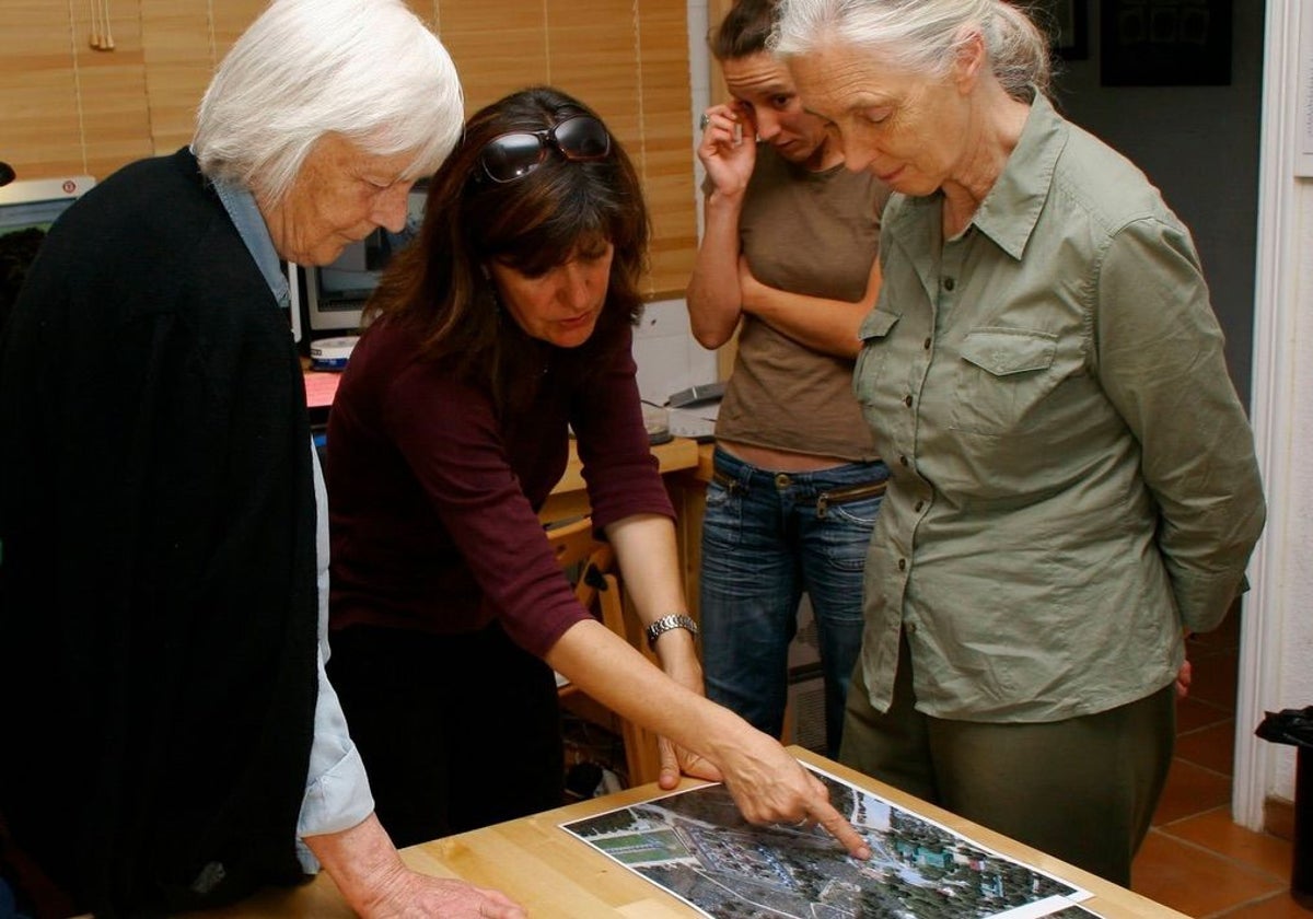 Jane Goodall, a la derecha, en su visita en 2007 al centro de cría El Acebuche