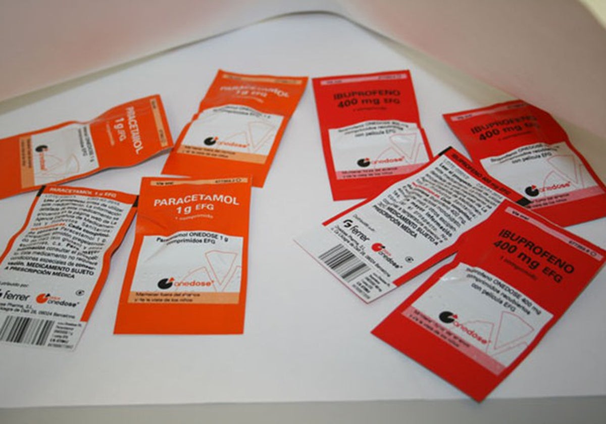 Imagen de archivo de sobres de paracetamol e ibuprofeno