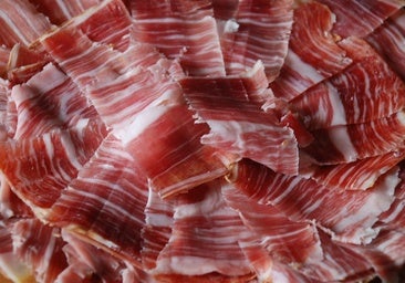 El contundente mensaje de los dietistas sobre la parte blanca del jamón: ¿es saludable comerla?