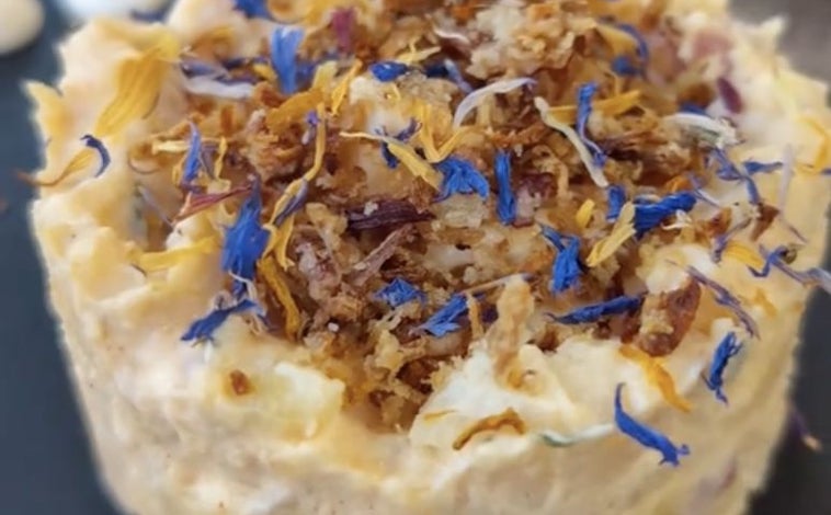 Imagen principal - Ensaladilla de bacon de 'Nueva Orleans', en Corrales; de atún de 'Muxo Bocado', en Huelva y de marisco del 'restaurante Adelín', en Bonares