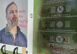 Pintadas con insultos a Abascal en la fachada de la sede de Vox Huelva