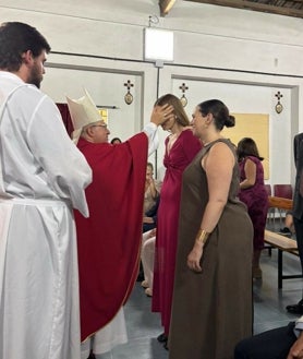 Imagen secundaria 2 - La capilla de la Universidad de Huelva acogió el 15 de octubre la primera celebración del Sacramento de la Confirmación