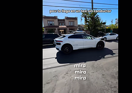 Un joven de Huelva pide un taxi en Los Ángeles y le recoge un coche que conduce solo: «¡Parece un coche del futuro!»