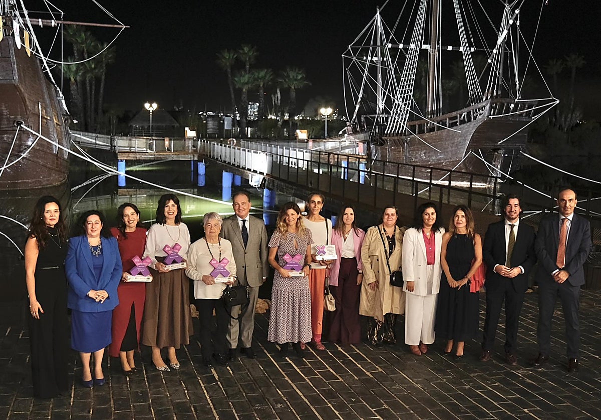 Foto familiar de los II Premios al Emprendimiento y Liderazgo Femenino en el Muelle de las Carabelas