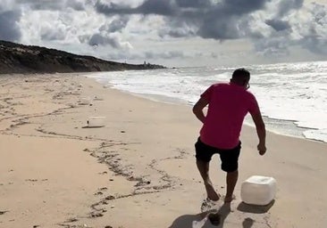Va a una playa de Huelva y se queda sin palabras al encontrar esto en plena orilla: «¿Eso no lo recoge nadie?»