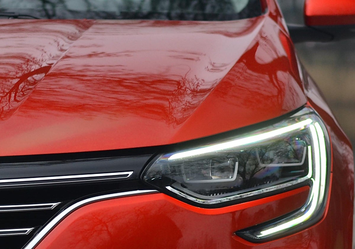 Luces delanteras de un vehículo en una imagen de archivo