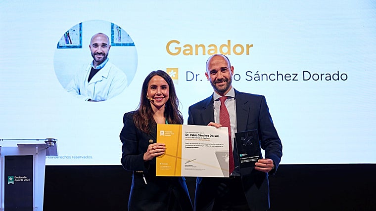 Pablo Sánchez recogiendo su galardón en Barcelona