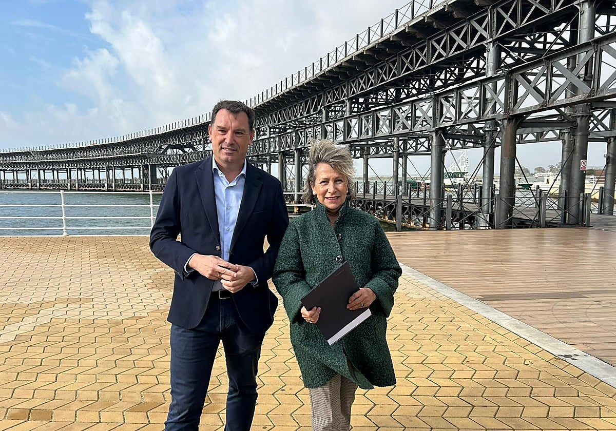 Carmen Vázquez junto a Alberto Santana esta mañana en el Muelle de la Rio Tinto