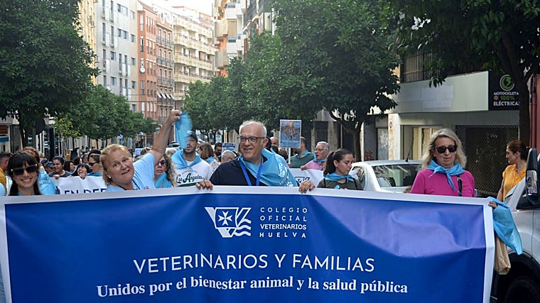 El presidente del Colegio de Veterinarios de Huelva, Fidel Astudillo, encabezando la manifestación en la capital