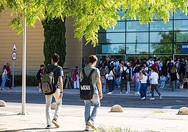 Alumnos en el campus del Carmen de la Universidad de Huelva