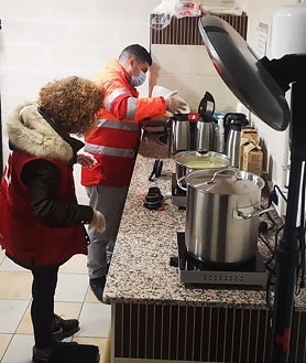 Imagen secundaria 2 - La Unidad de Emergencia Social (UES) de Cruz Roja Huelva está integrada por alrededor de 40 voluntarios y voluntarias