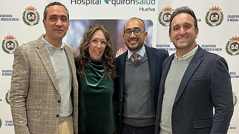 Fotografía del equipo médico durante la presentación en el Colegio Oficial de Médicos de Huelva. De izquierda a derecha: Juan María Vázquez Morón, Jerusalén Antúnez, Christian Leyva y David Molina