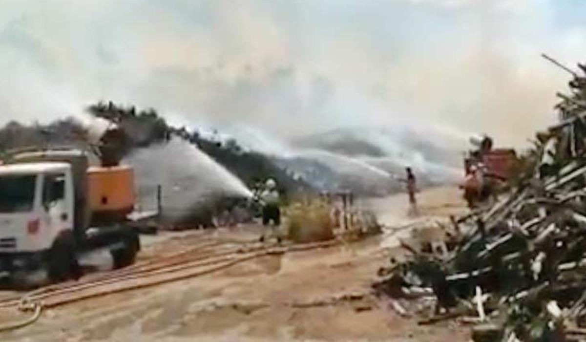 Los bomberos trabajan en la zona